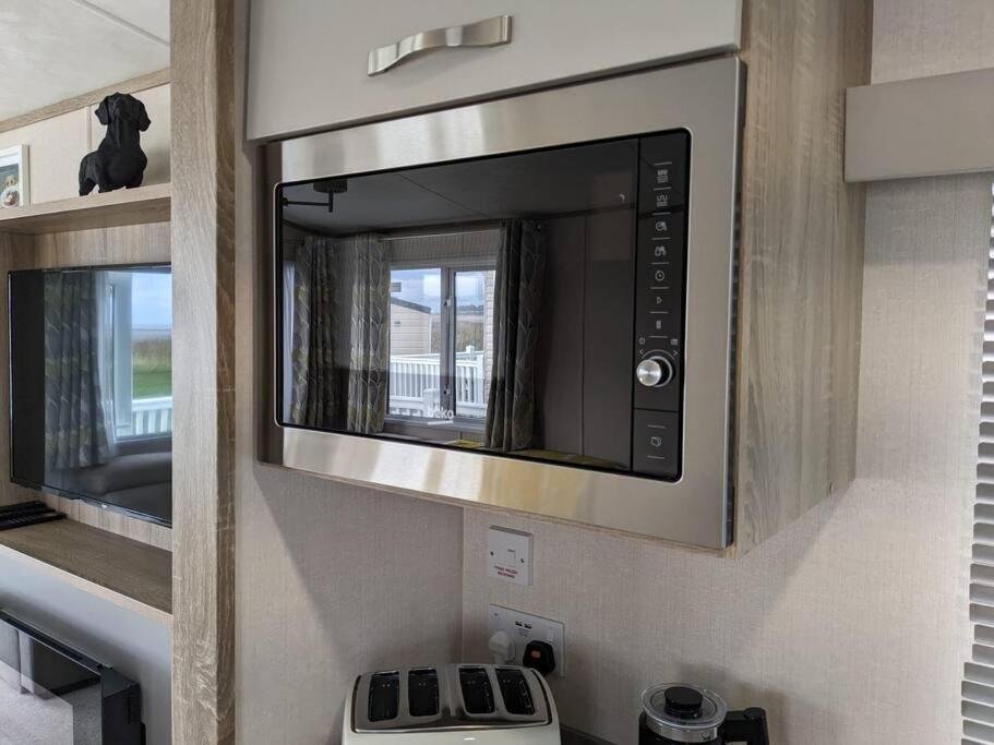 Beautiful Pet Friendly Southerness Caravan With Sea View & Decking Area Mainsriddle Bagian luar foto