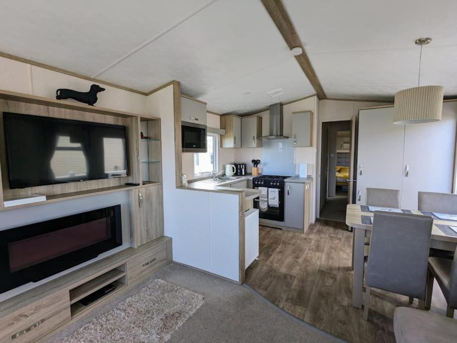 Beautiful Pet Friendly Southerness Caravan With Sea View & Decking Area Mainsriddle Bagian luar foto