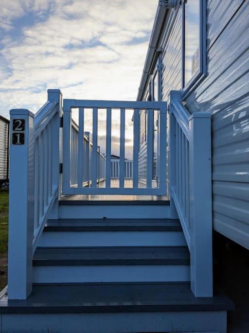 Beautiful Pet Friendly Southerness Caravan With Sea View & Decking Area Mainsriddle Bagian luar foto