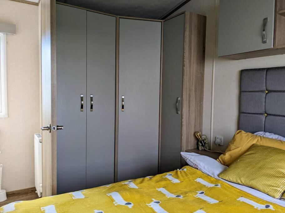 Beautiful Pet Friendly Southerness Caravan With Sea View & Decking Area Mainsriddle Bagian luar foto