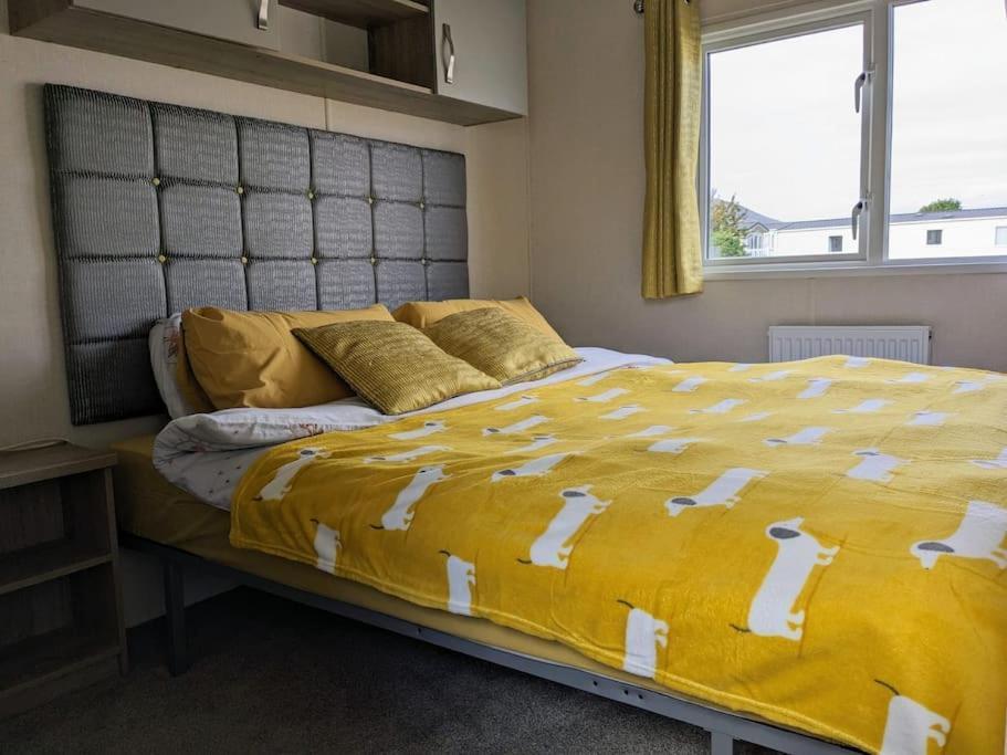 Beautiful Pet Friendly Southerness Caravan With Sea View & Decking Area Mainsriddle Bagian luar foto