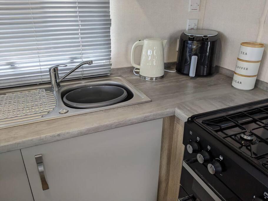 Beautiful Pet Friendly Southerness Caravan With Sea View & Decking Area Mainsriddle Bagian luar foto