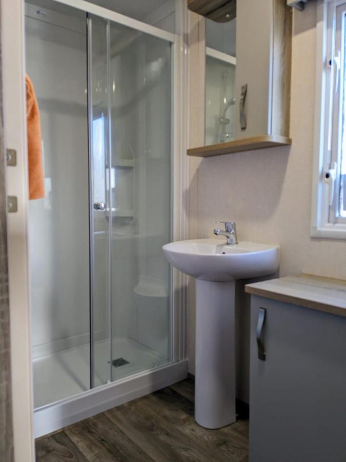 Beautiful Pet Friendly Southerness Caravan With Sea View & Decking Area Mainsriddle Bagian luar foto