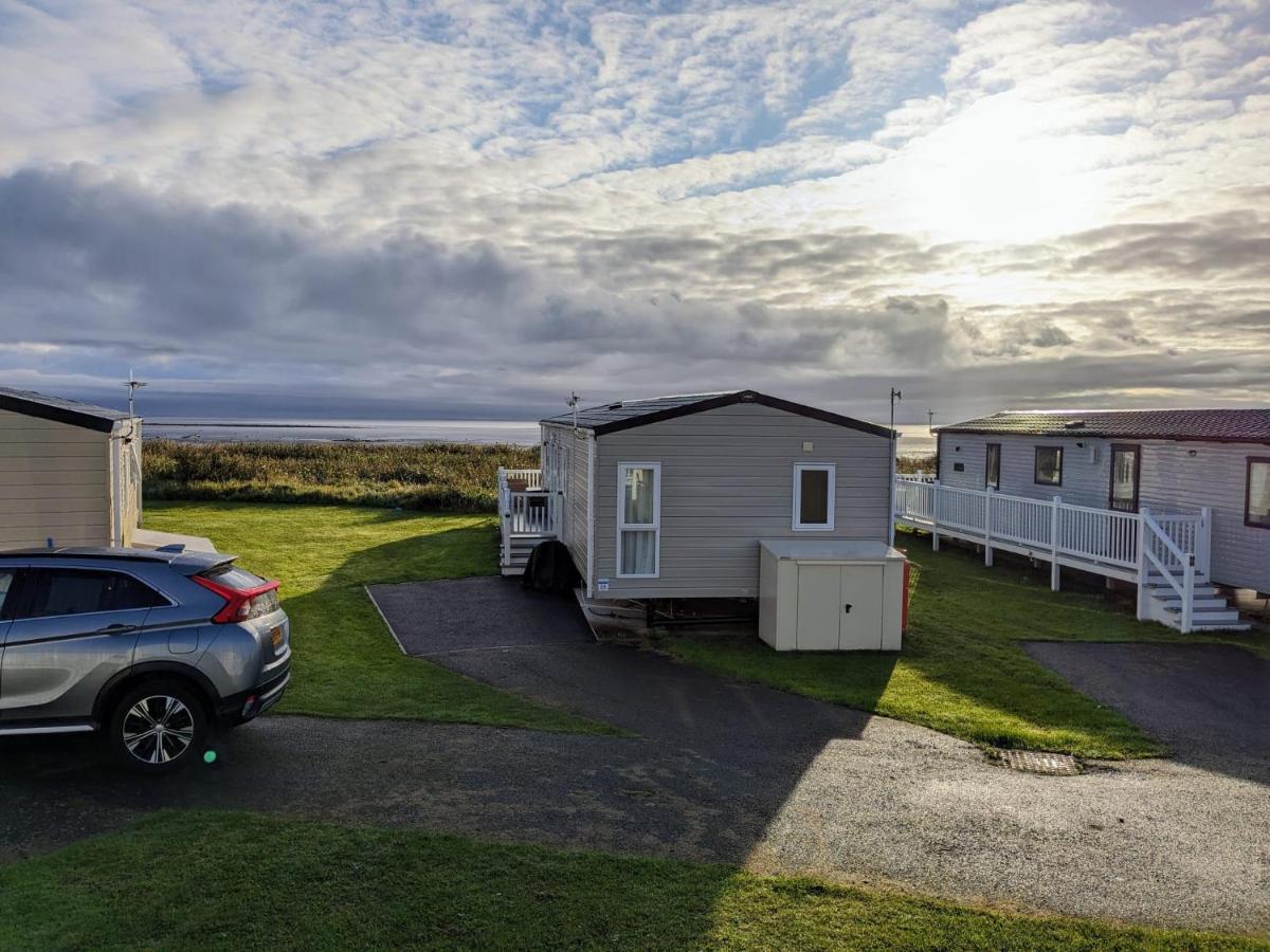 Beautiful Pet Friendly Southerness Caravan With Sea View & Decking Area Mainsriddle Bagian luar foto
